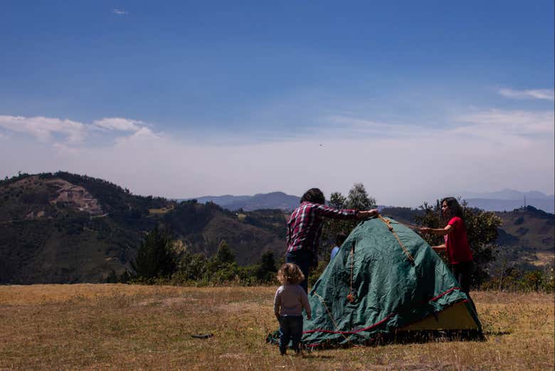 Montando una delle tende da campeggio