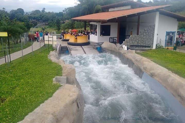 En los rápidos del parque temático