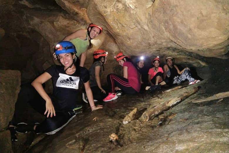 Un grupo explorando la Caja de Agua