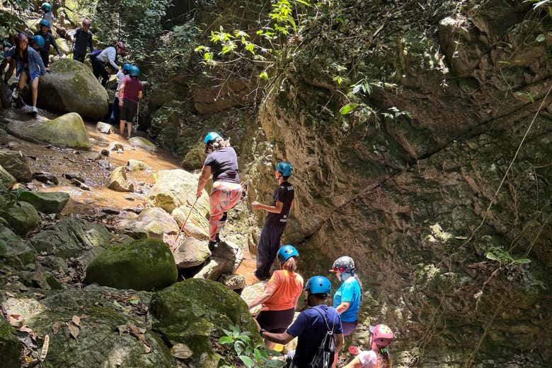 Caminando hacia la Cueva de las Golondrinas