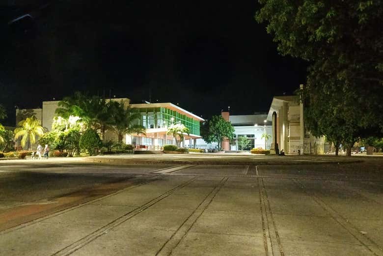 Una de las calles de Neiva al anochecer