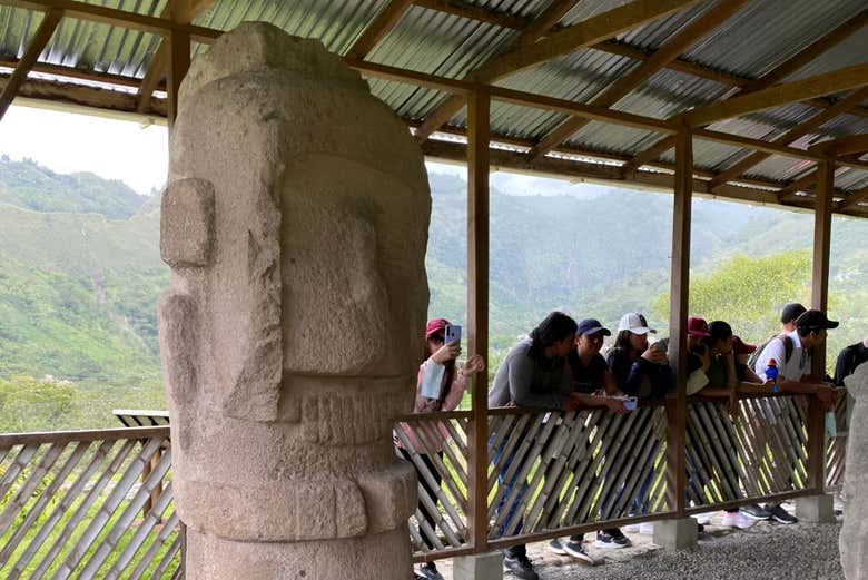 Osservando una delle sculture