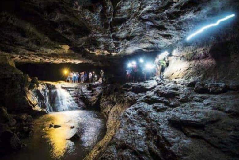 Realizando espeleología en Caja de Agua