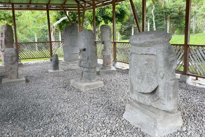 Statue intagliate in pietra