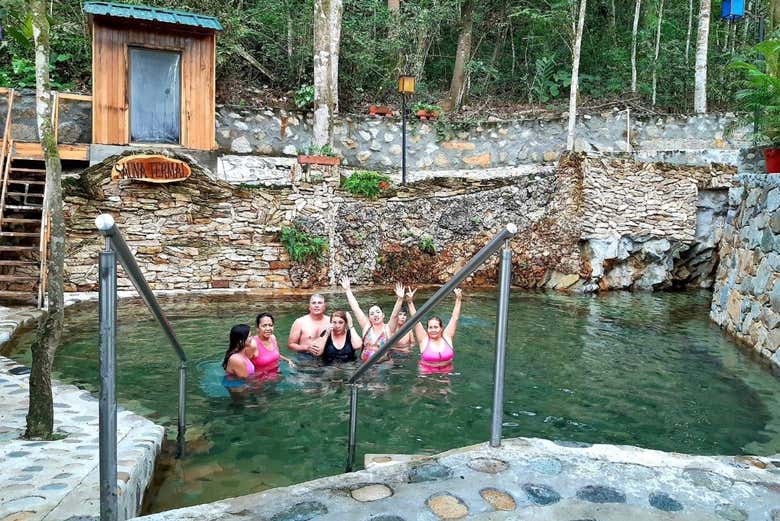 Un grupo bañándose en las Termales de Rivera