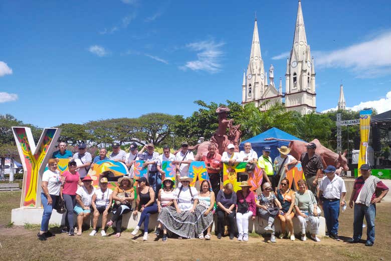 Posando con la iglesia de Yaguará al fondo