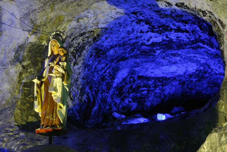 Virgem do Carmo, na capela da mina de sal
