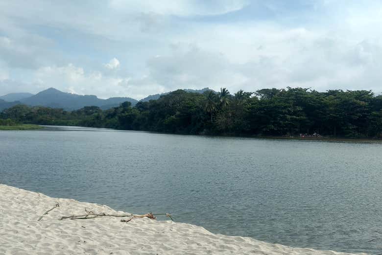 Vistas desde la orilla del río
