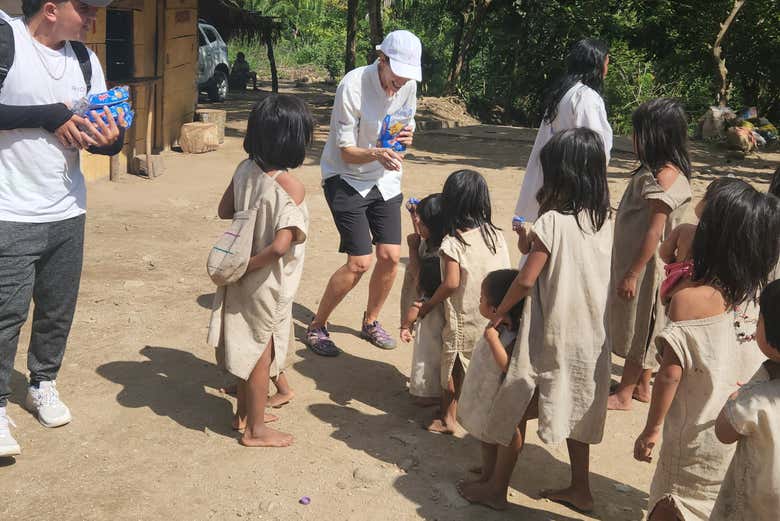 Entregándole un regalo a los niños de la comunidad