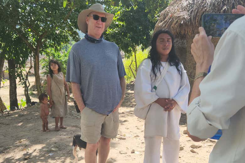 Junto a uno de los habitantes de la comunidad