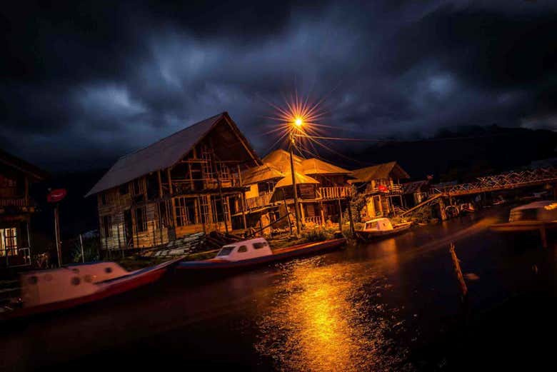 Casas de madeira à noite