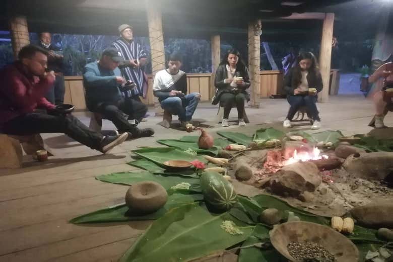 Cena alrededor de la hoguera