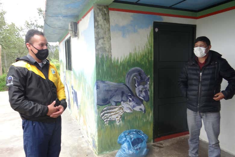 Atendiendo a las explicaciones del guía