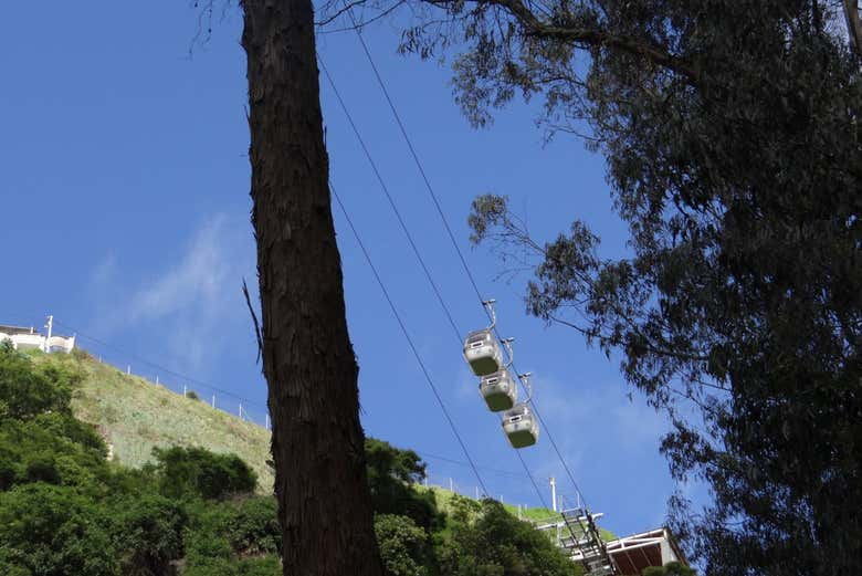 Teleférico cruzando el cañón