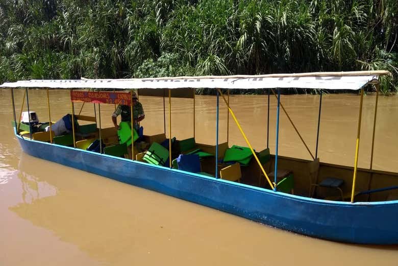 Barco turístico en el río Cauca