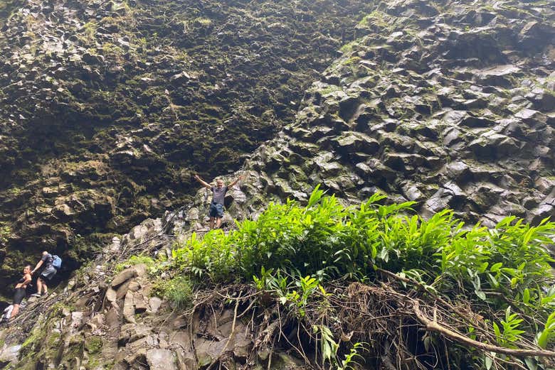 Le rocce accanto alla cascata