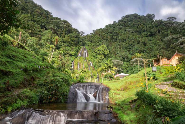 La cascada entre las montañas