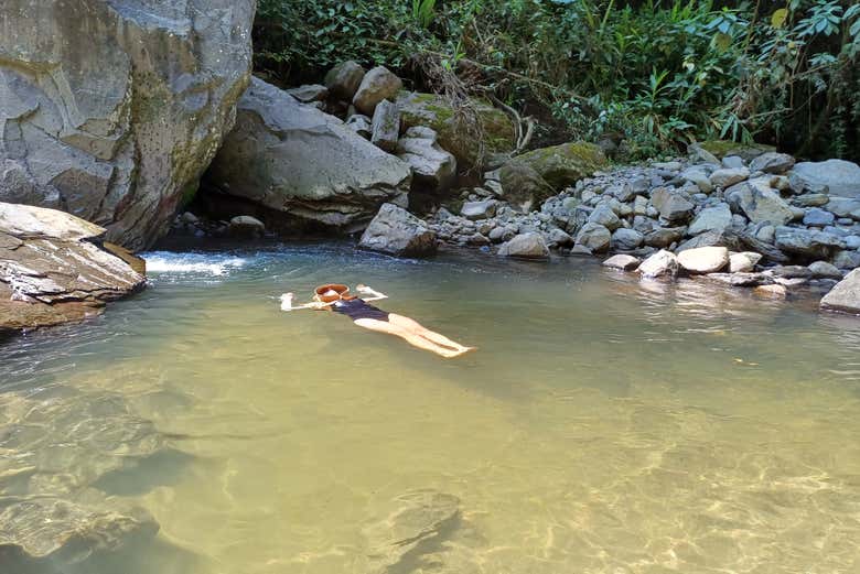 Relájate en el agua fría del charco