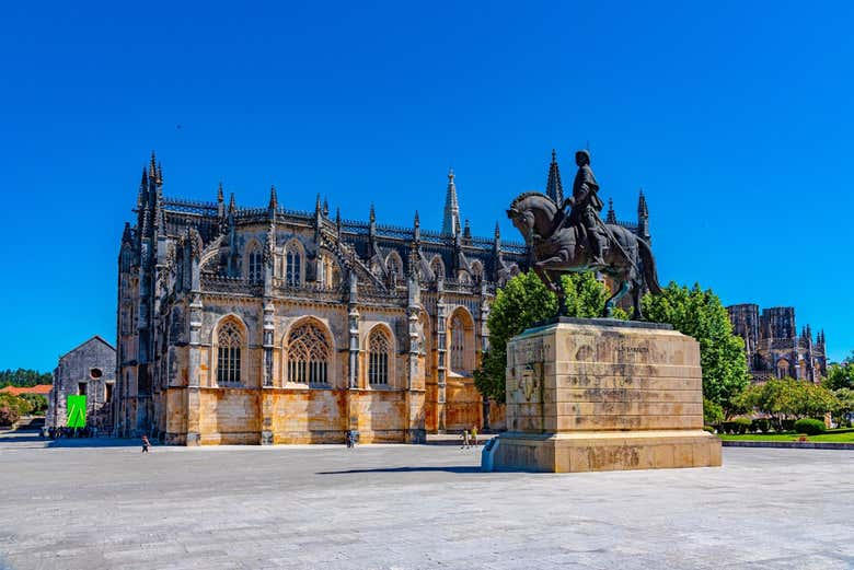 Estatua ecuestre frente al monasterio Nuno Álvares