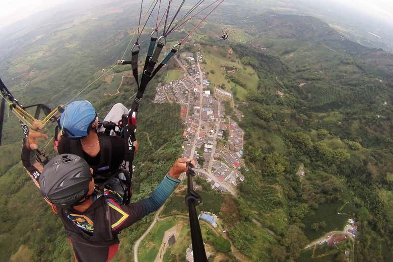 Voo de parapente sobre Pereira