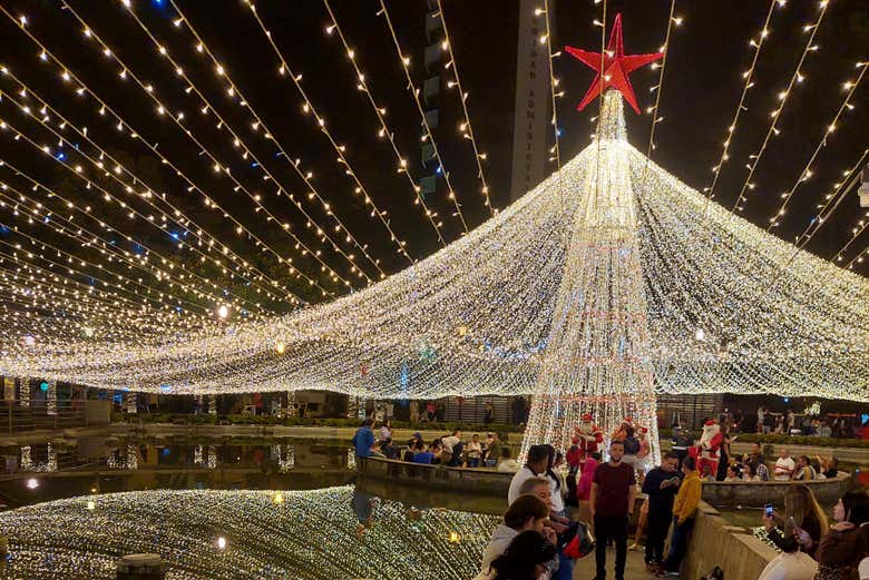 Des places pleines de lumière et de charme