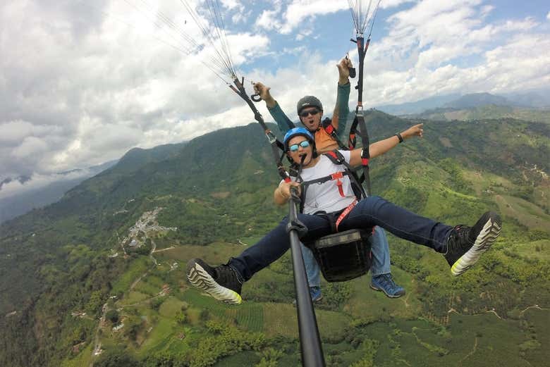 Diversão e adrenalina durante o voo de parapente