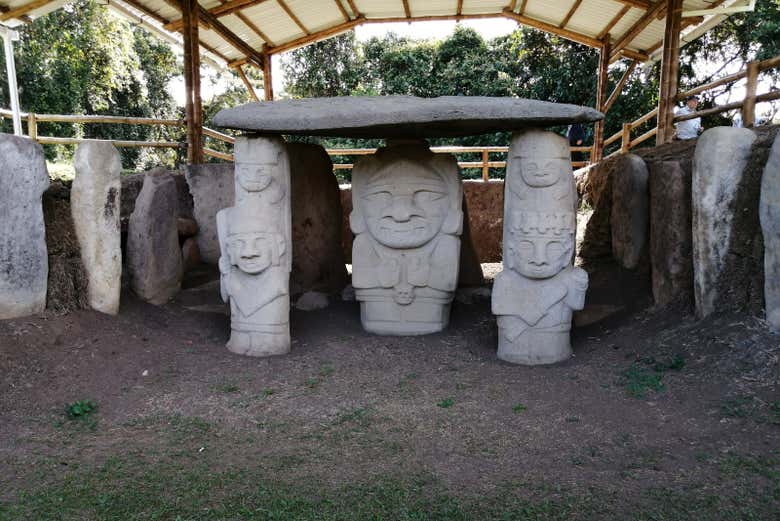 Estatuas de piedra en el parque arqueológico San Agustín