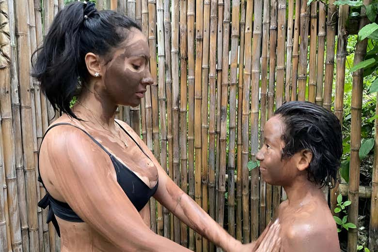 Sesión de lodoterapia en El Recreo