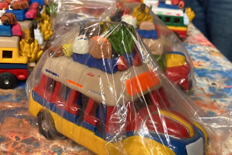 Os llevaréis la chiva de arcilla como souvenir