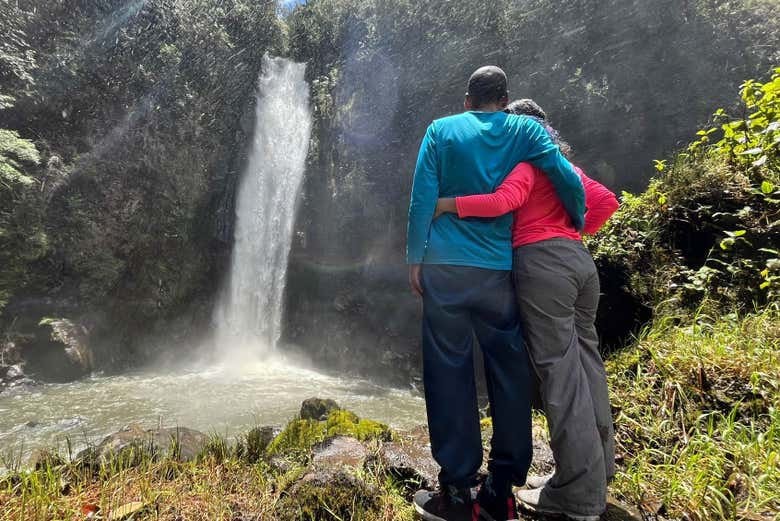 Contemplando una de las caídas de agua de Puracé