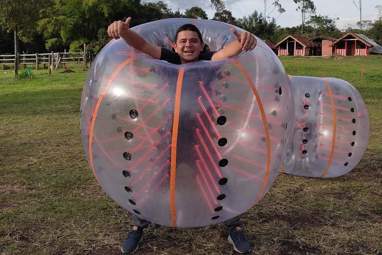 Un chico disfrutando de la actividad