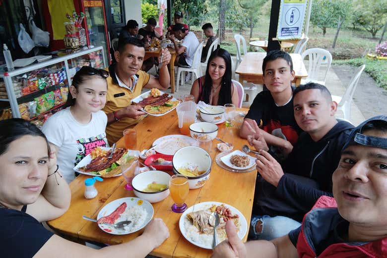 Recuperando fuerzas con una deliciosa comida