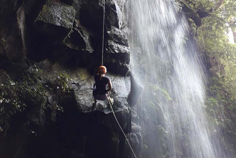 Disfrutando de la experiencia en la cascada
