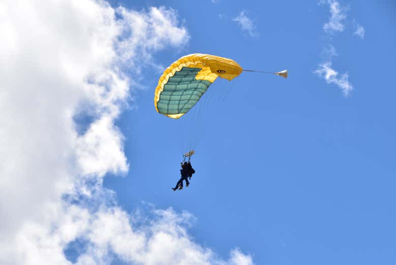 Disfrutando de un vuelo en parapente