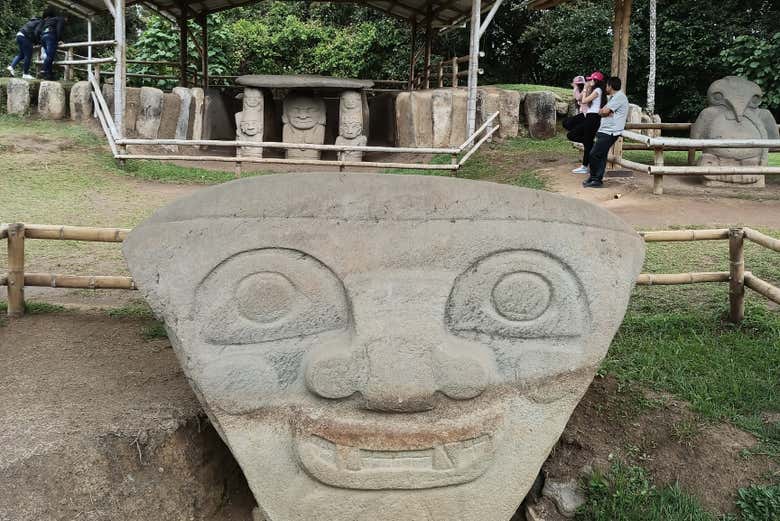 Estatua de piedra, en el parque arqueológico San Agustín