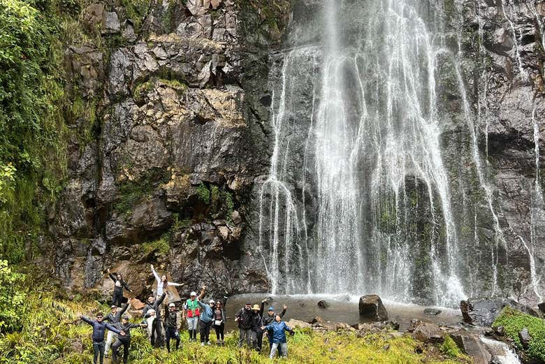 Foto de grupo en una de las cascadas de Puracé