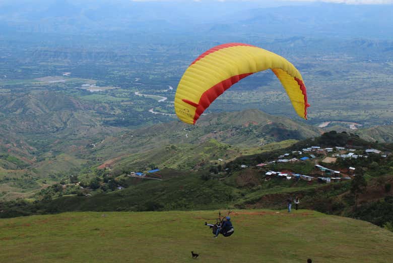 Un turista disfrutando del vuelo en parapente