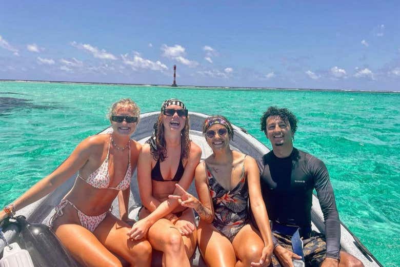 Un grupo de amigos en la embarcación