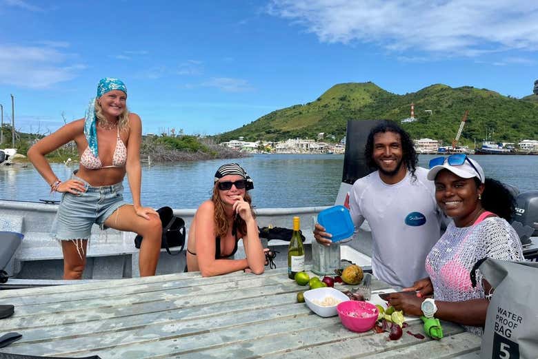 Cuatro personas sonriendo tras el taller de pesca en Providencia