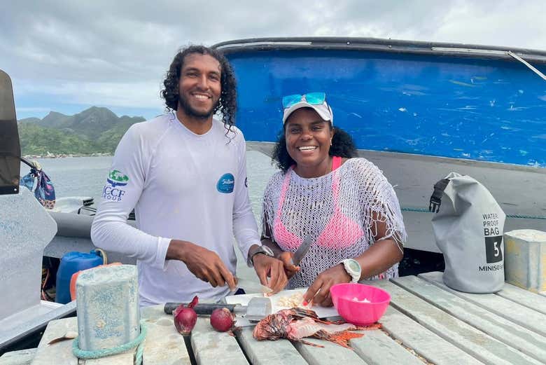 Disfrutando de la lección aprendida en el taller de pesca
