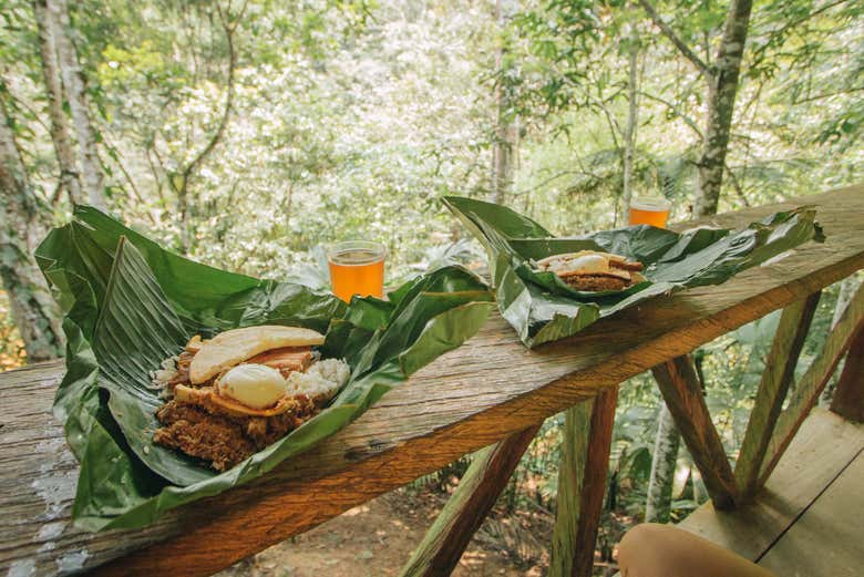 Almuerzo con limonada de panela