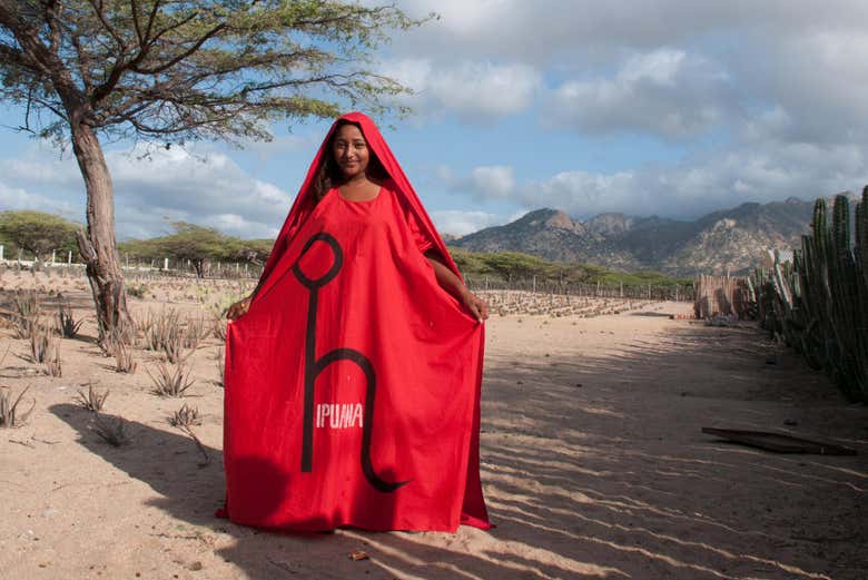 Chica wayúu vistiendo el traje tradicional