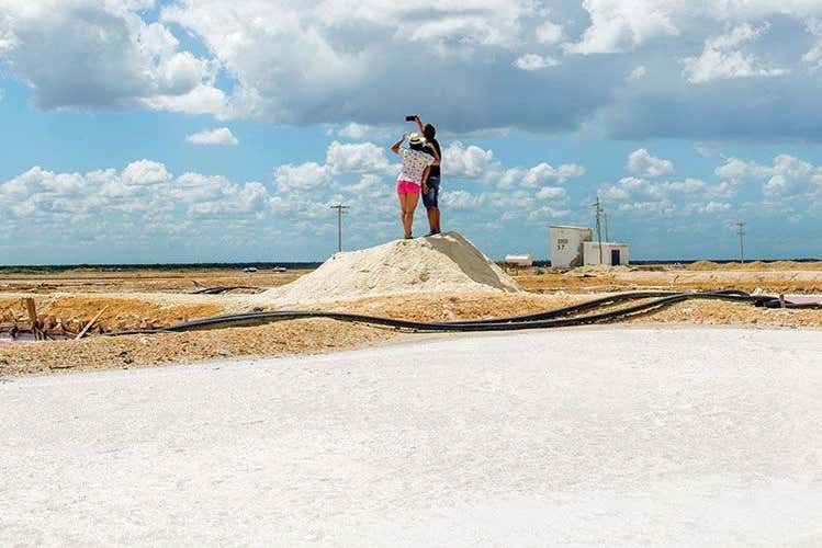 Foto en pareja en las salinas de Manaure