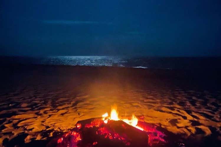 Al calor de la fogata junto al mar