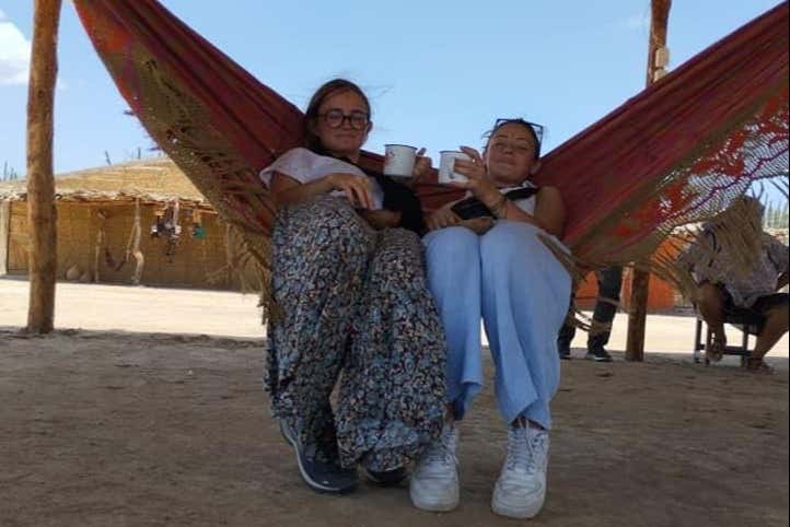Disfrutando de una bebida en la ranchería wayuu