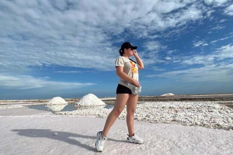 Foto con las montañas de sal de fondo