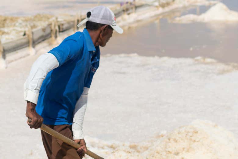 Un trabajador de las salinas de Manaure