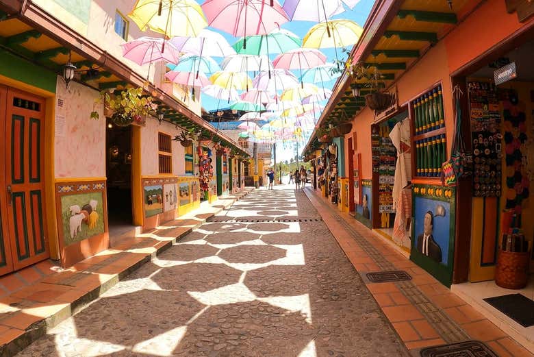 Recorreremos las coloridas calles de Guatapé