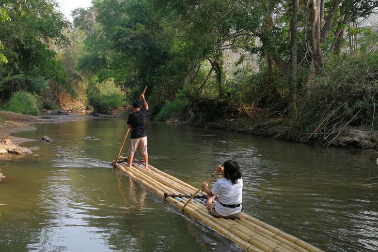 Contemplando el paisaje del río