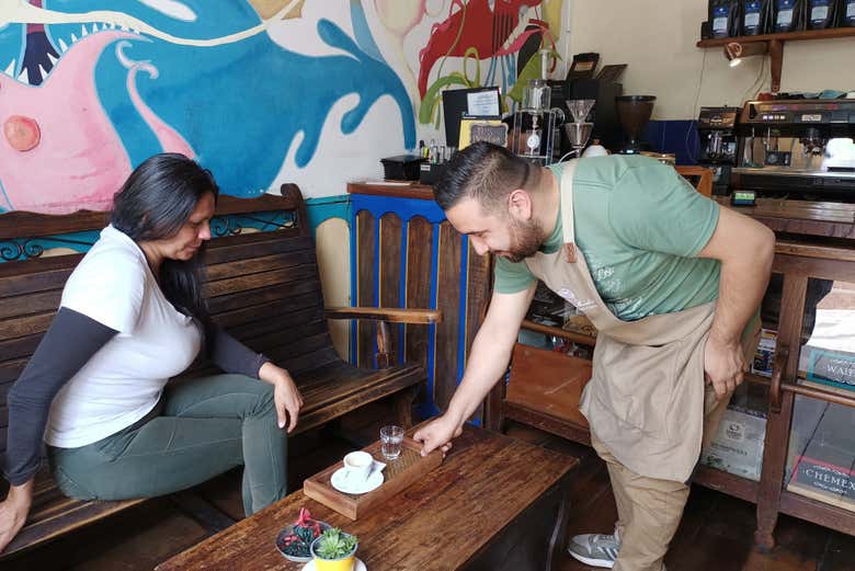 Disfrutando de una deliciosa taza de café